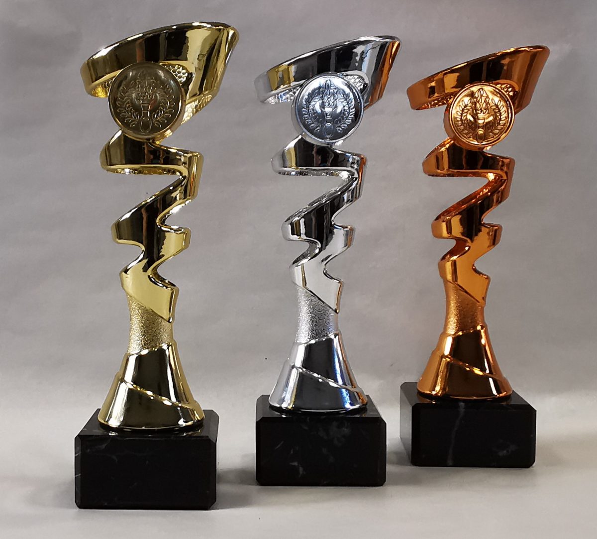 Pohár zlato, striebro, bronz s priestorom na emblém
