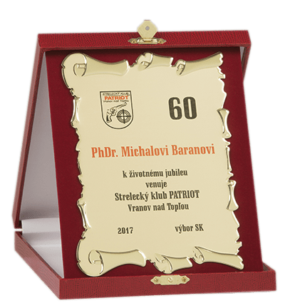 Kazeta na stojato červenej farby s plaketou