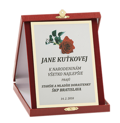 Kazeta na stojato červenej farby s plaketou